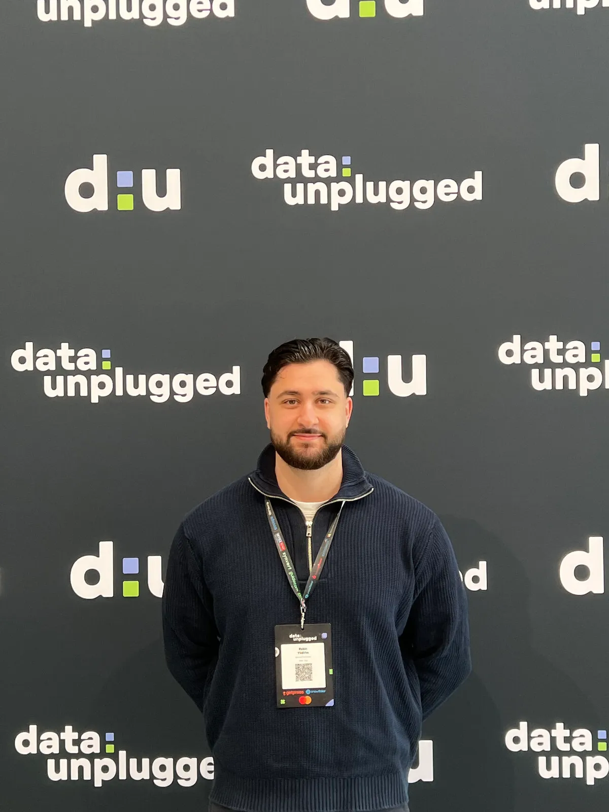 Robin Yildirim mit Event-Badge vor der data:unplugged-Kulisse