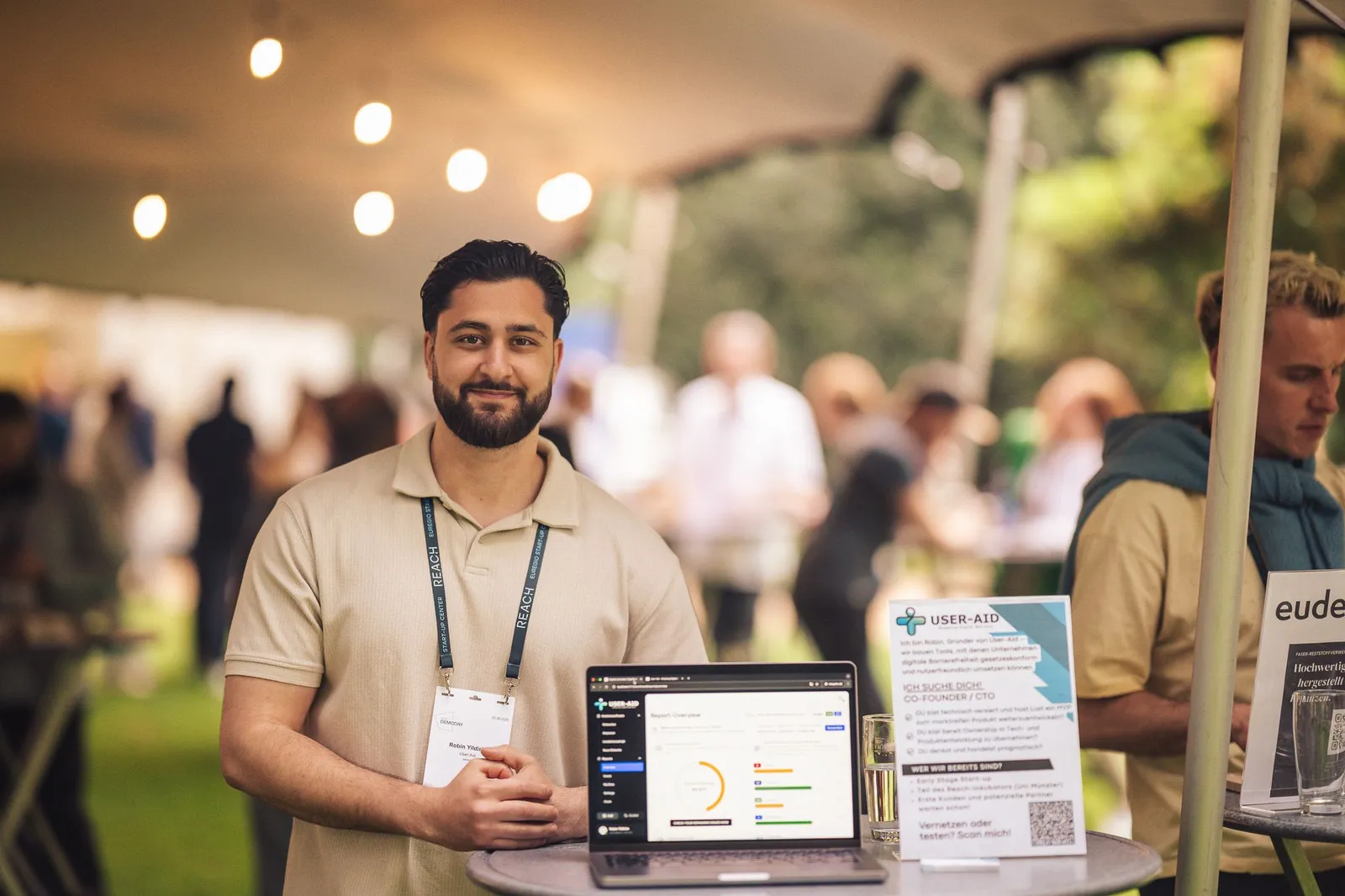 Robin Yildirim am User-Aid-Stand auf dem REACH Demoday